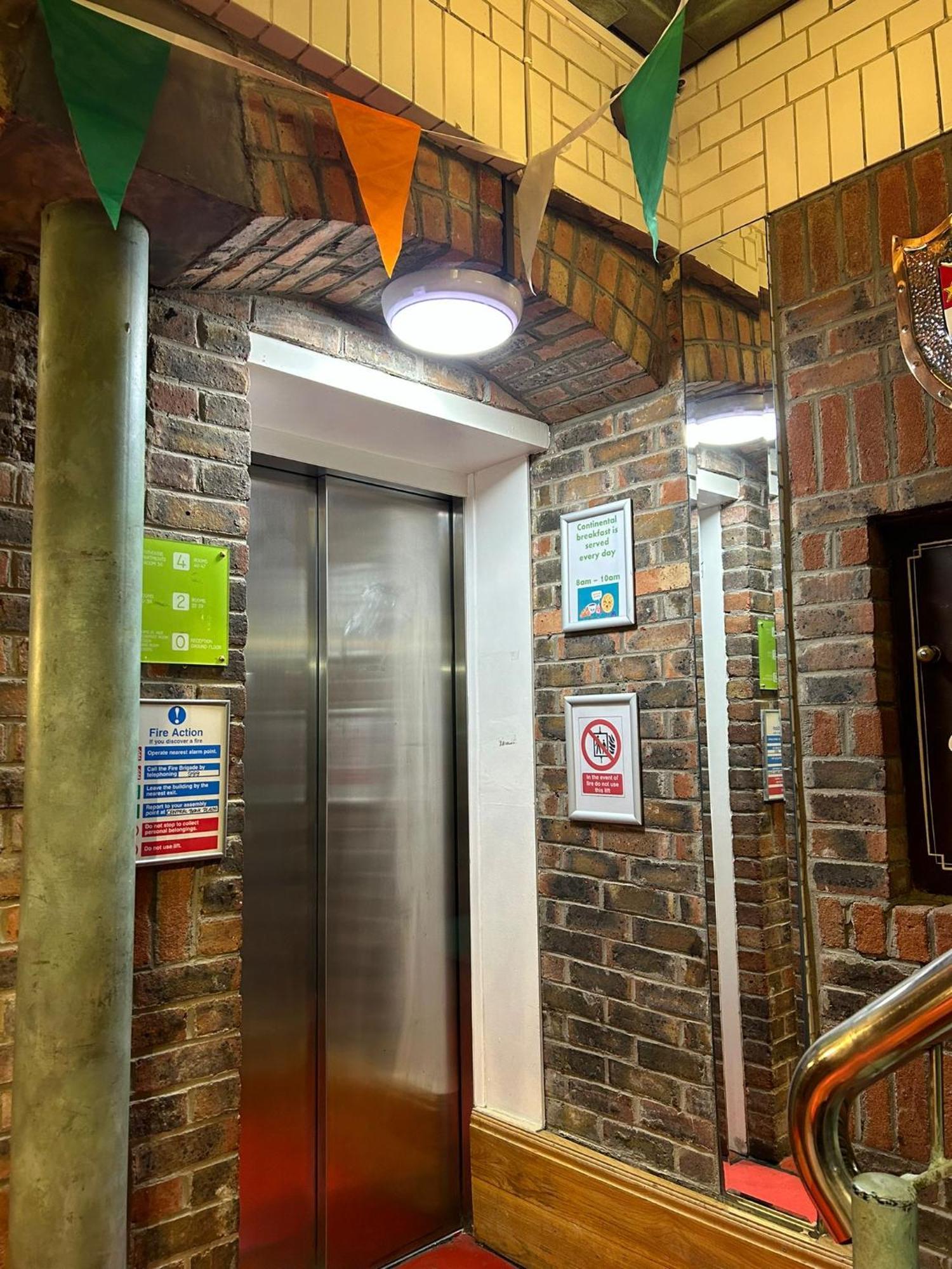 Gogartys Temple Bar Hostel Dublin Exterior photo