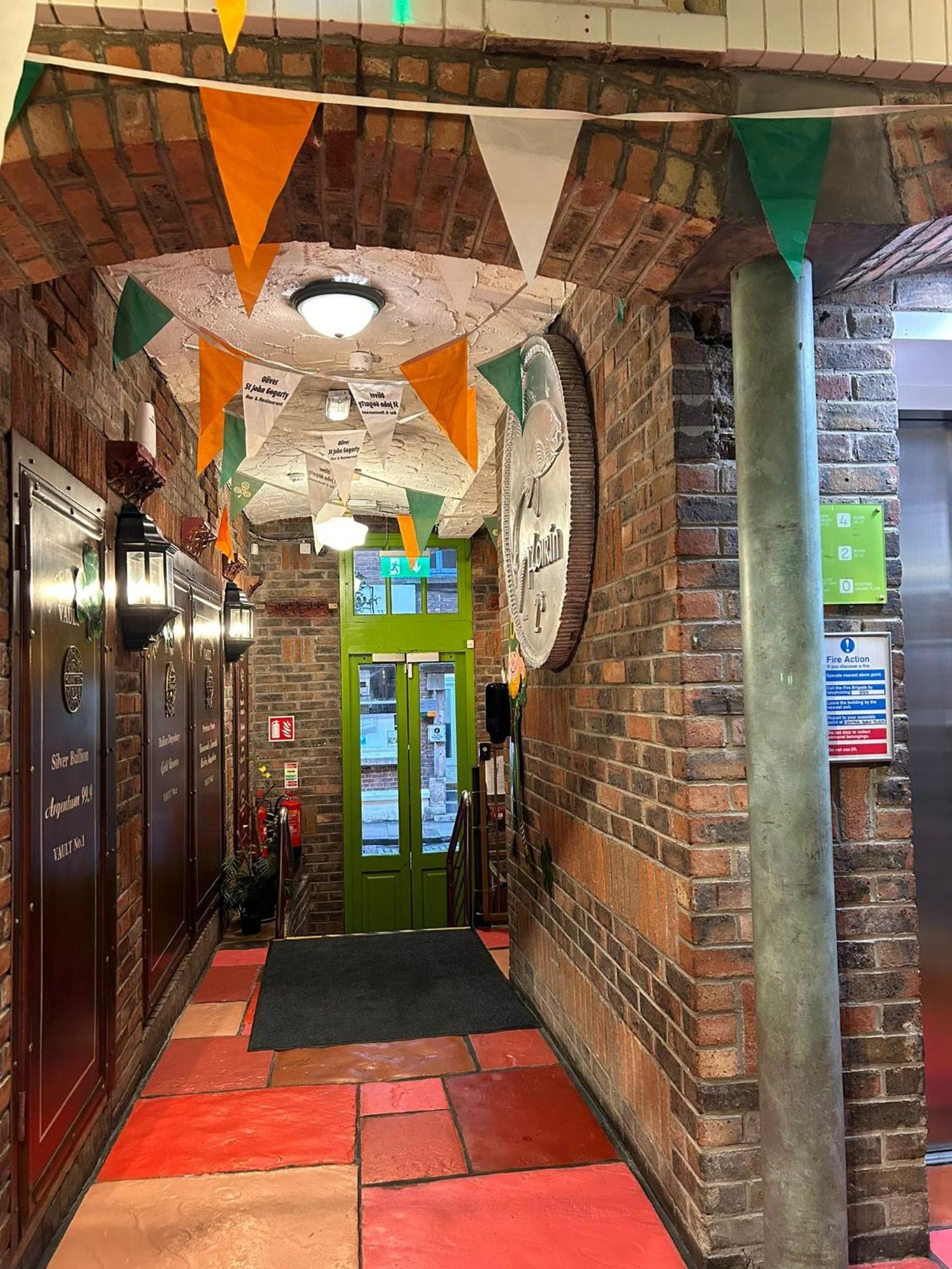 Gogartys Temple Bar Hostel Dublin Exterior photo